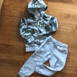 EUC CLEAN Carters Generous size for 3T - outfit